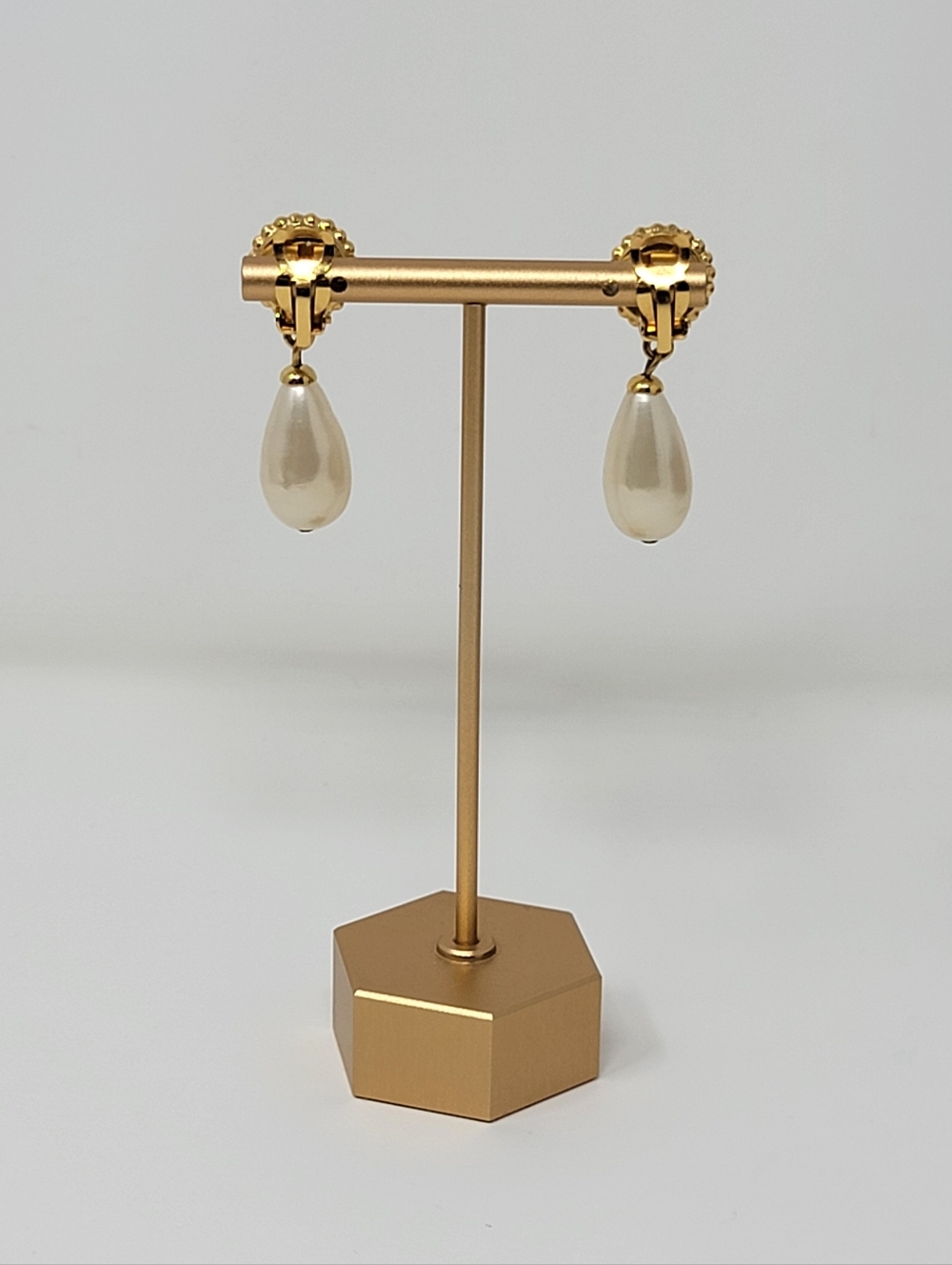 Chanel Gold-tone clover motif with Faux Pearl Clip-on Earrings - Picture 3 of 7